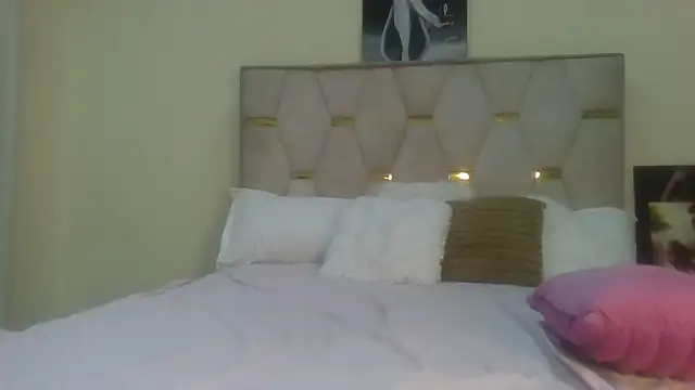 Snapshot of Fine_assie chatting on February 23, 11:58 pm Fine assie online show from February 23, 11:58 pm