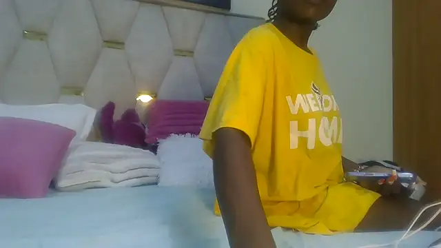 Snapshot of Fine_assie chatting on March 17, 1:03 am Fine assie online show from March 17, 1:03 am