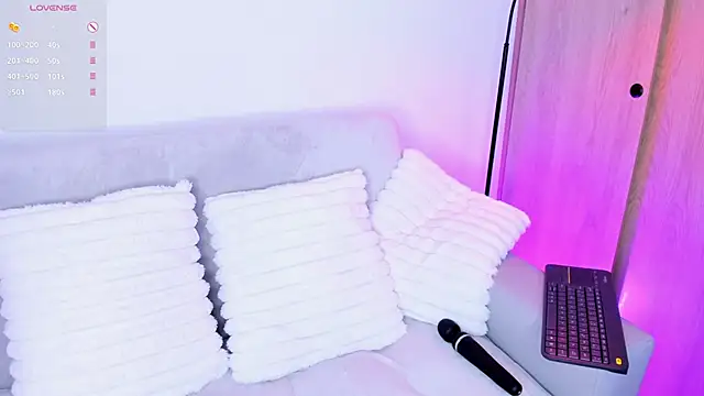 Snapshot of meow_moon_ chatting on October 27, 11:25 am meow moon  online show from October 27, 11:25 am