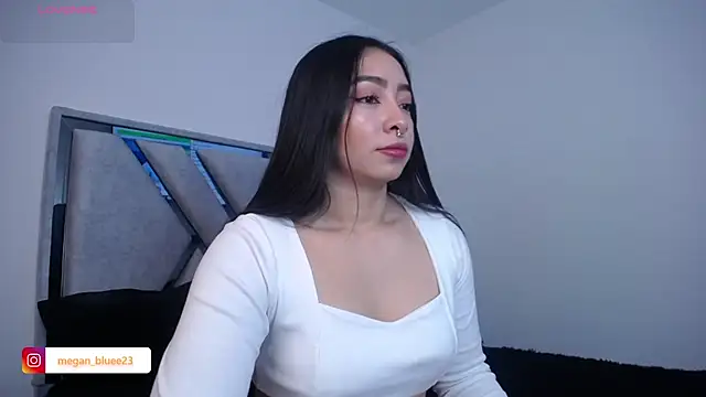 Snapshot of megan_bluee23 chatting on October 29, 4:09 pm megan bluee23 online show from October 29, 4:09 pm