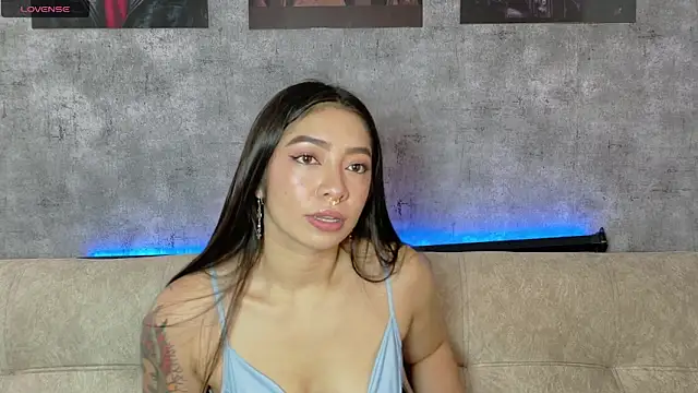 Snapshot of megan_bluee23 chatting on March 10, 6:13 pm megan bluee23 online show from March 10, 6:13 pm