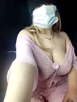 Snapshot of Maya-Queen1 chatting on February 7, 10:35 pm Maya-Queen1 online show from February 7, 10:35 pm