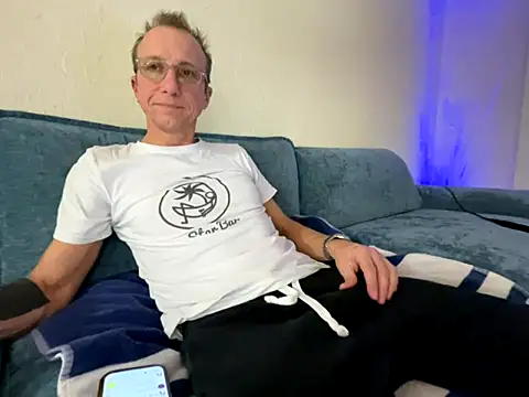 mouser21212 online show from December 3, 11:25 pm