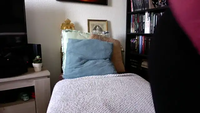 Luccreccia  online show from October 23, 8:46 am