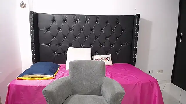Snapshot of renata_salinas_1 chatting on March 4, 9:32 pm renata salinas 1 online show from March 4, 9:32 pm