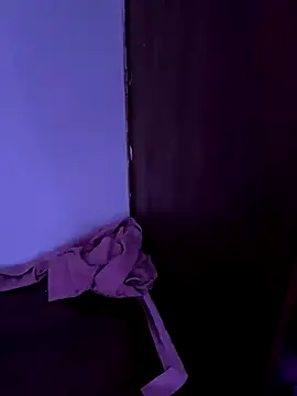 Snapshot of alee_lenoxx chatting on December 16, 1:32 am alee lenoxx online show from December 16, 1:32 am