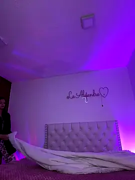 Snapshot of alee_lenoxx chatting on December 17, 4:29 am alee lenoxx online show from December 17, 4:29 am