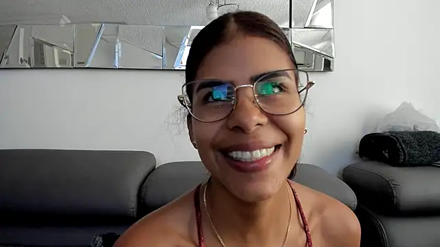 Snapshot of karlina_charlotte1 chatting on March 21, 1:01 pm karlina charlotte1 online show from March 21, 1:01 pm