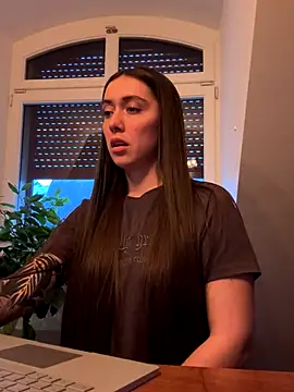 emiliasommer online show from November 28, 3:47 pm