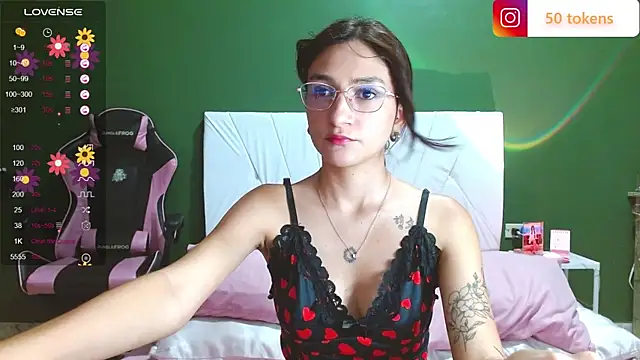 Snapshot of Mei_Kelly chatting on March 18, 12:27 am Mei Kelly online show from March 18, 12:27 am