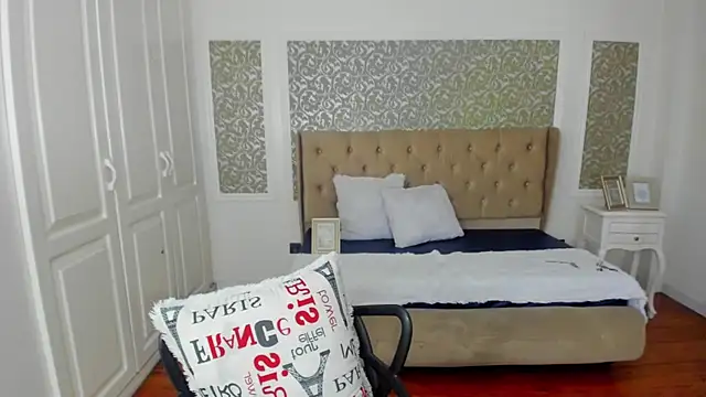 KimWessel  online show from May 21, 7:21 pm
