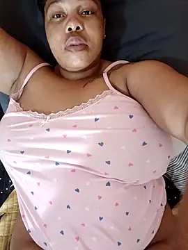 Snapshot of Fantasy1976 chatting on February 3, 6:40 am Fantasy1976 online show from February 3, 6:40 am