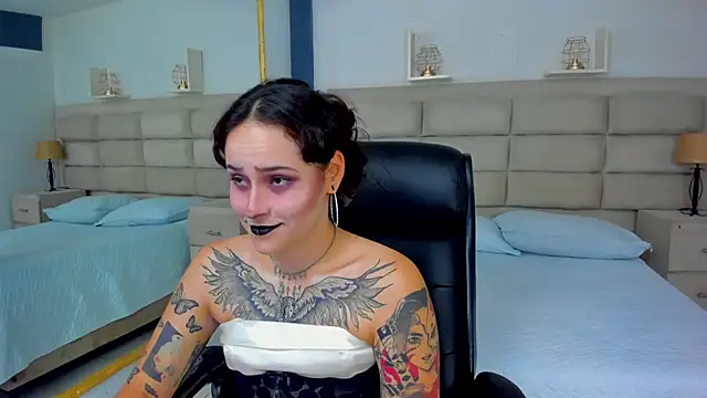 AnnyThompson  online show from October 31, 10:11 pm