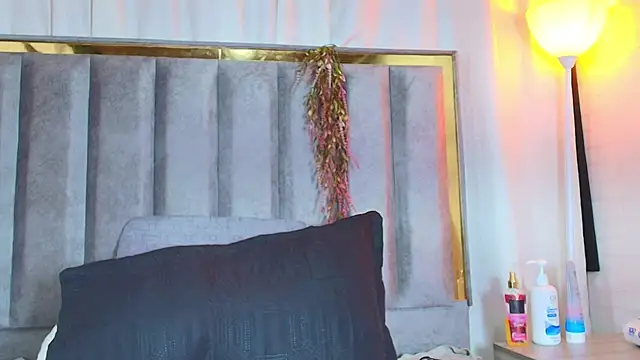 Zoe Curvy online show from February 7, 1:26 pm