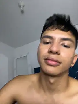 Snapshot of Leonarrrd_01 chatting on February 23, 7:22 am Leonarrrd 01 online show from February 23, 7:22 am