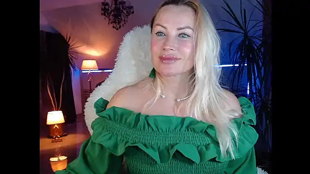Snapshot of eyesangel22 chatting on December 13, 6:21 am eyesangel22 online show from December 13, 6:21 am