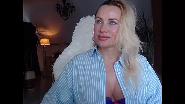 Snapshot of eyesangel22 chatting on December 23, 10:42 am eyesangel22 online show from December 23, 10:42 am
