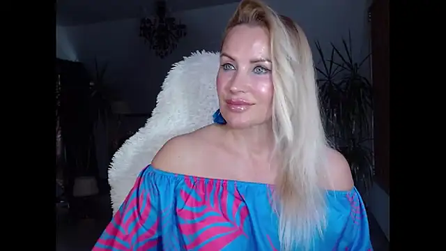 Snapshot of eyesangel22 chatting on January 24, 12:52 pm eyesangel22 online show from January 24, 12:52 pm