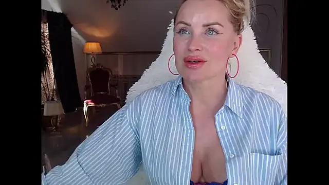 Snapshot of eyesangel22 chatting on February 8, 1:33 pm eyesangel22 online show from February 8, 1:33 pm