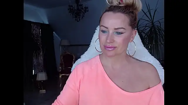 Snapshot of eyesangel22 chatting on February 18, 6:37 am eyesangel22 online show from February 18, 6:37 am