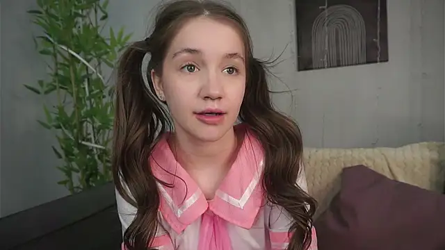 AmiLewis online show from February 1, 7:15 am