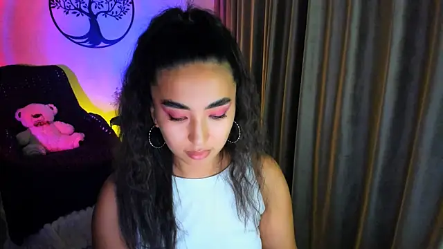 Snapshot of worldofkim chatting on November 19, 8:09 pm worldofkim online show from November 19, 8:09 pm