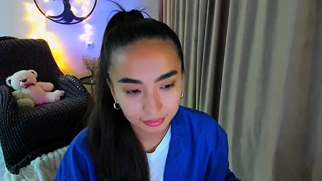 Snapshot of worldofkim chatting on November 27, 12:18 pm worldofkim online show from November 27, 12:18 pm