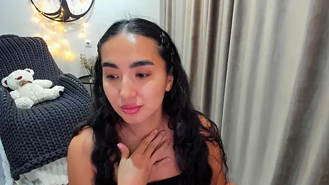 Snapshot of worldofkim chatting on November 30, 9:41 pm worldofkim online show from November 30, 9:41 pm