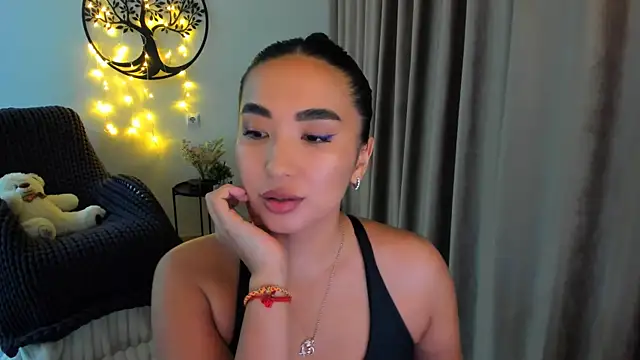 Snapshot of worldofkim chatting on January 6, 12:53 pm worldofkim online show from January 6, 12:53 pm