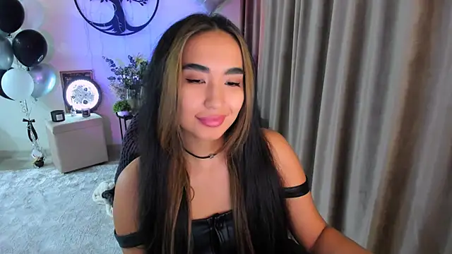 Snapshot of worldofkim chatting on March 17, 3:00 am worldofkim online show from March 17, 3:00 am