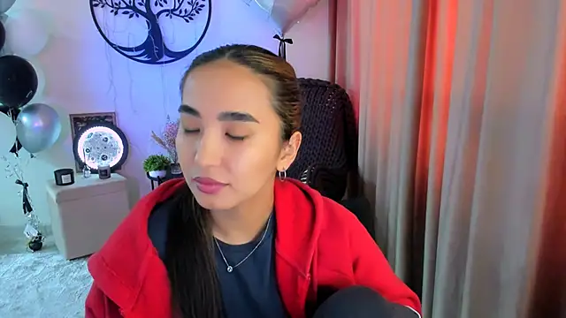 Snapshot of worldofkim chatting on March 18, 7:44 am worldofkim online show from March 18, 7:44 am