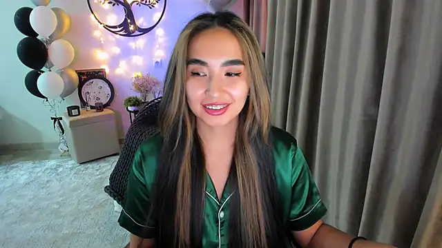 Snapshot of worldofkim chatting on March 28, 6:18 pm worldofkim online show from March 28, 6:18 pm