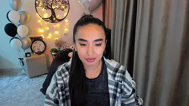 Snapshot of worldofkim chatting on March 30, 3:35 pm worldofkim online show from March 30, 3:35 pm