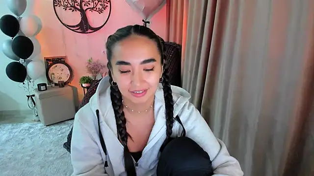 Snapshot of worldofkim chatting on March 31, 1:11 pm worldofkim online show from March 31, 1:11 pm