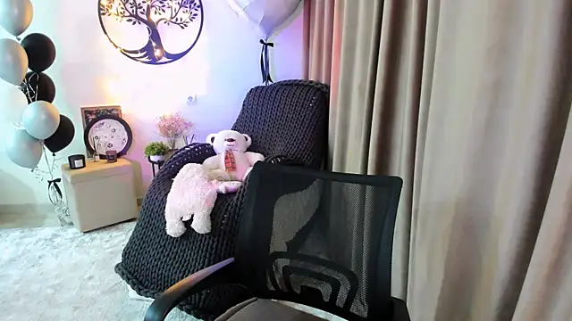 Snapshot of worldofkim chatting on April 1, 3:09 pm worldofkim online show from April 1, 3:09 pm