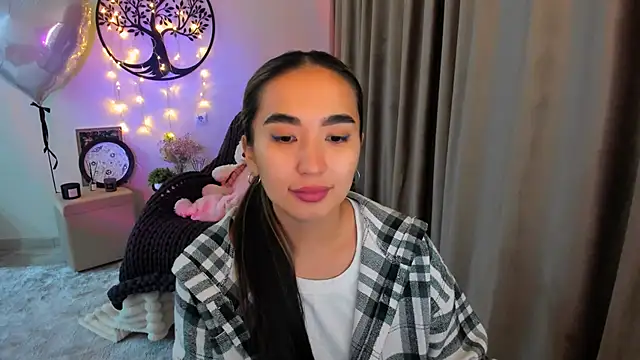 Snapshot of worldofkim chatting on April 8, 3:56 pm worldofkim online show from April 8, 3:56 pm