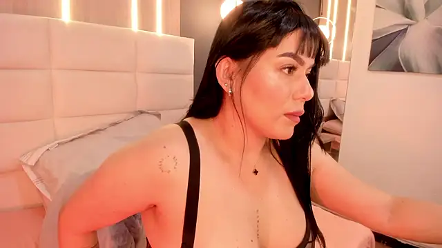 Miah gomez  online show from January 11, 7:05 pm