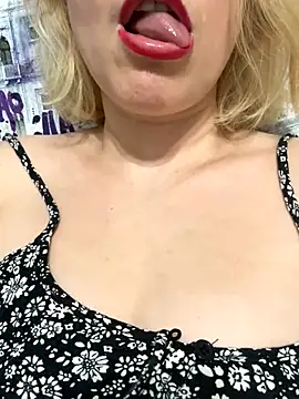 Snapshot of Yourdirtybitch chatting on October 17, 1:14 pm Yourdirtybitch online show from October 17, 1:14 pm