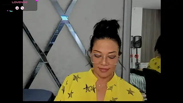 Snapshot of paula_daniela1 chatting on December 9, 8:33 pm paula daniela1 online show from December 9, 8:33 pm