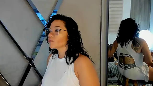 Snapshot of paula_daniela1 chatting on February 18, 9:42 pm paula daniela1 online show from February 18, 9:42 pm