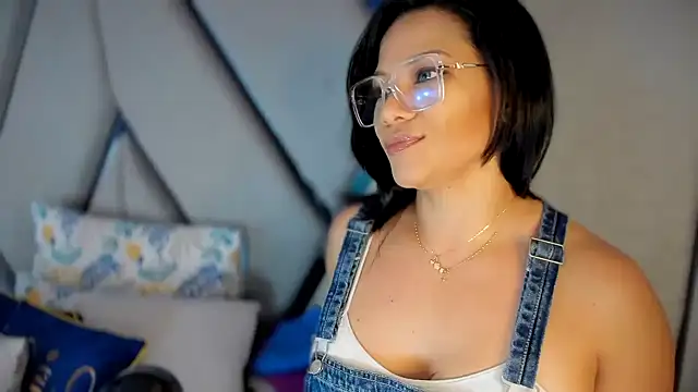 Snapshot of paula_daniela1 chatting on February 21, 9:43 pm paula daniela1 online show from February 21, 9:43 pm