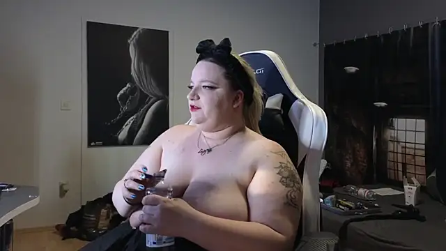Snapshot of Curvy_Lucy chatting on December 1, 4:29 pm Curvy Lucy online show from December 1, 4:29 pm