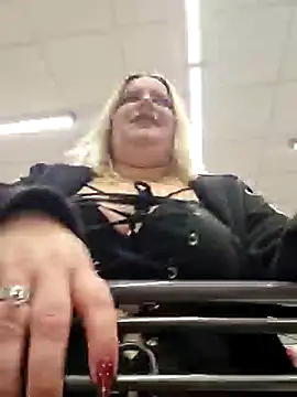 Snapshot of Curvy_Lucy chatting on December 17, 9:50 am Curvy Lucy online show from December 17, 9:50 am