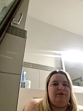 Snapshot of Curvy_Lucy chatting on February 9, 8:02 pm Curvy Lucy online show from February 9, 8:02 pm