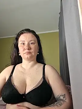 AlexaLexie online show from May 17, 8:45 am