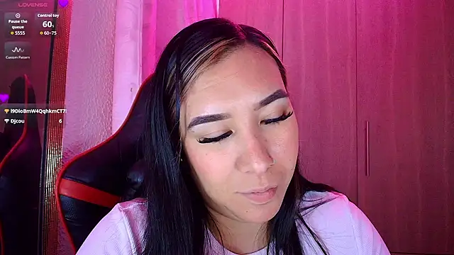 Snapshot of leahtemptation3 chatting on February 15, 7:51 am leahtemptation3 online show from February 15, 7:51 am