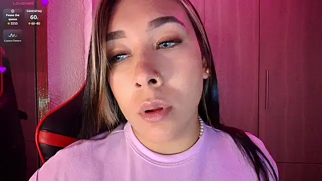 Snapshot of leahtemptation3 chatting on April 4, 9:34 pm leahtemptation3 online show from April 4, 9:34 pm