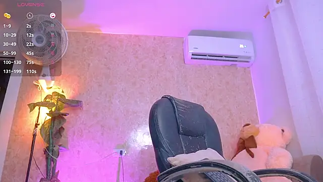 Snapshot of abbyhill27 chatting on February 26, 9:41 am abbyhill27 online show from February 26, 9:41 am