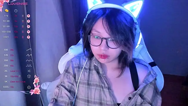 Snapshot of maydaykimmy chatting on December 19, 9:44 pm maydaykimmy online show from December 19, 9:44 pm