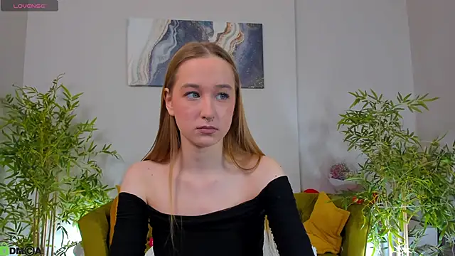 Snapshot of Sweett_Monica chatting on February 18, 1:45 am Sweett Monica online show from February 18, 1:45 am